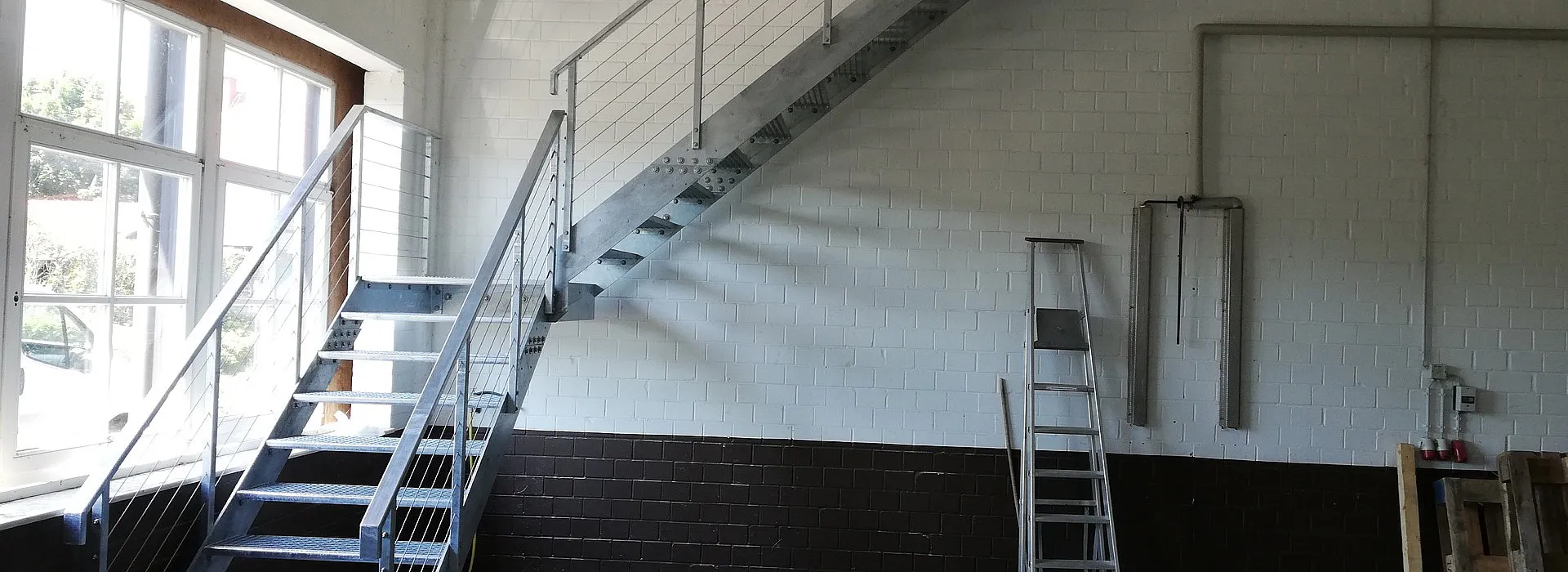 Indoor Stahltreppe in silber mit Stahlgeländer