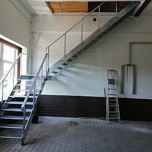 Indoor Stahltreppe in silber mit Stahlgeländer