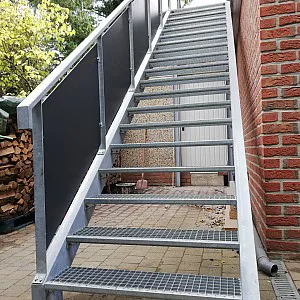 Outdoor Stahltreppe mit geschlossenem anthrazitfarbenem Geländer an Hauswand