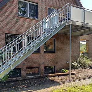 Outdoor Stahltreppe in silber mit Stahlgeländer und Balkon