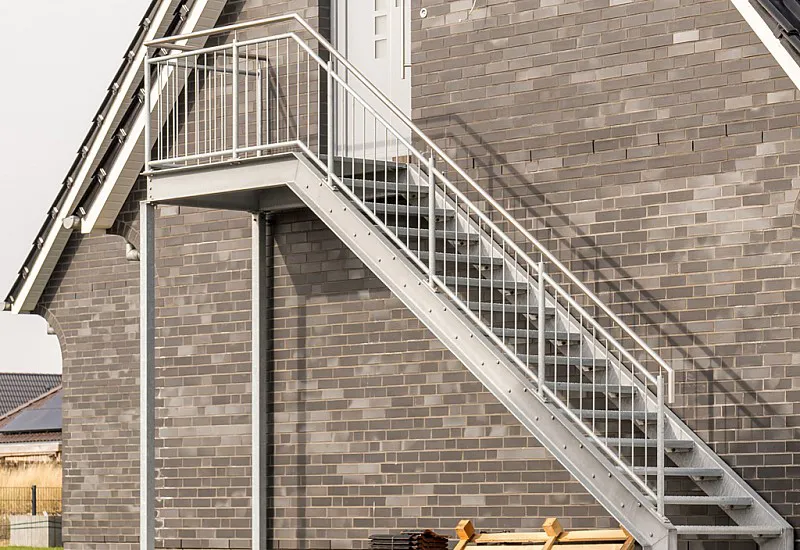 Details Indoortreppe mit Metallkonstruktion, Metallgeländer und Holzstufen