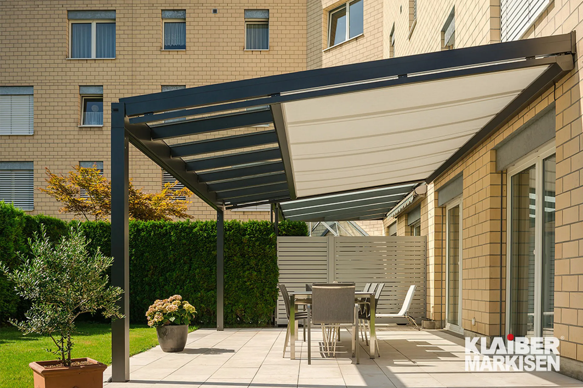 Wintergartenbeschattung, Unterglasmarkise. Ein Wirkungsvoller Sonnenschutz für Glasdächer. Farbe: beige, anthrazit. Modell: KLAIBER Arnex PS2500