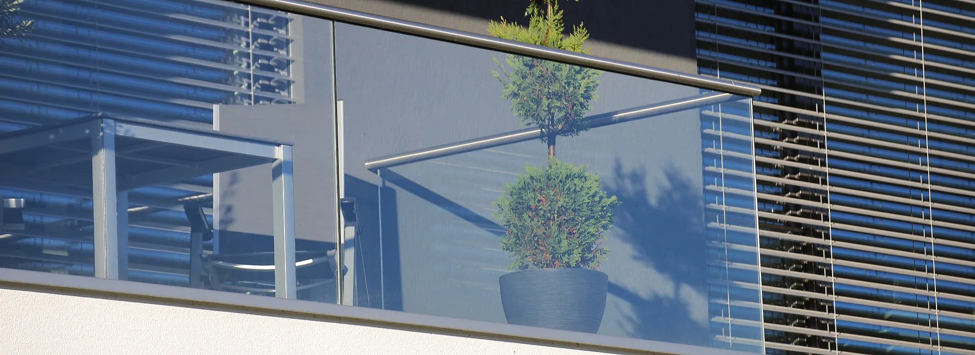 Glasgeländer für den Balkon mit Handlauf aus Metall
