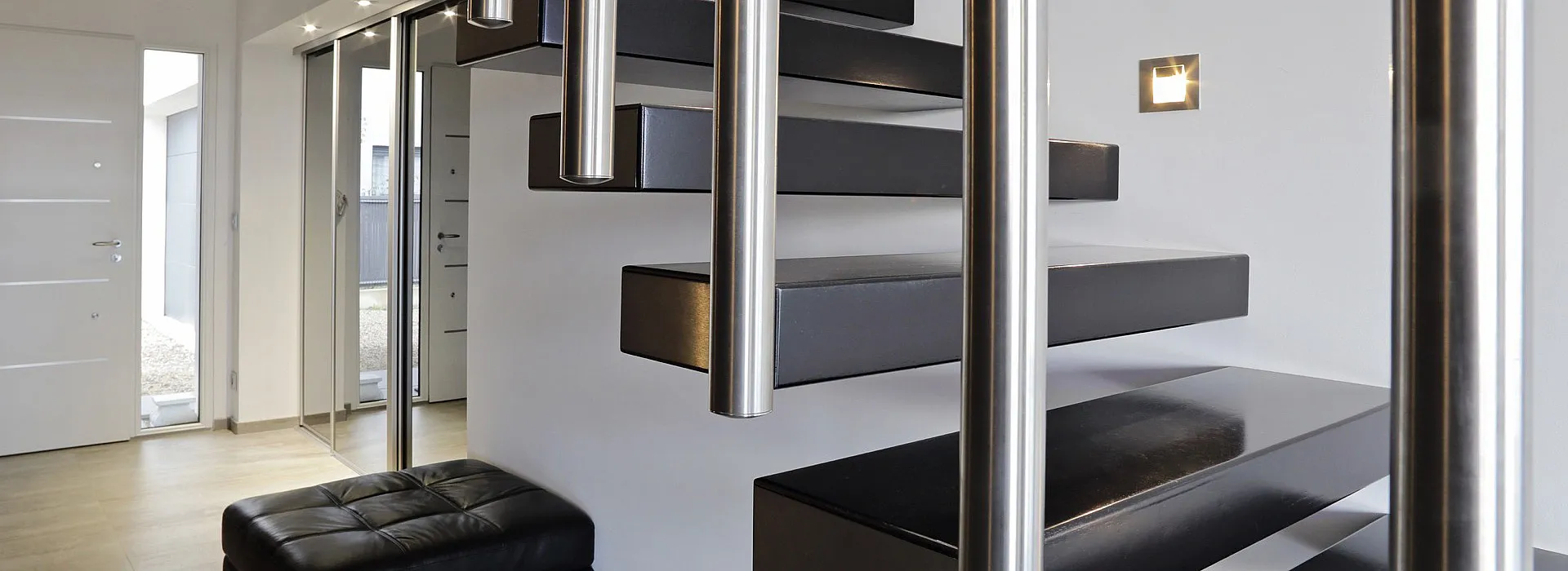 Modernes und minimalistisches indoor Treppengeländer aus Stahl mit senkrechten Geländerstäben.