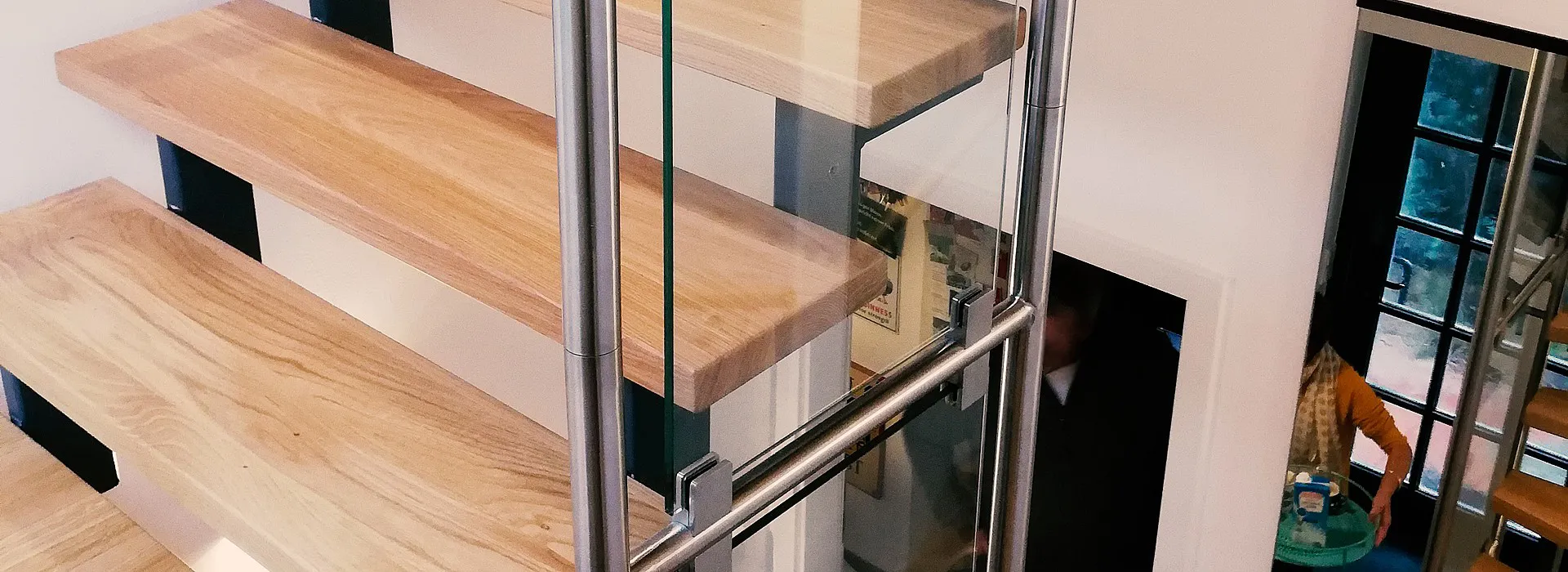Geländer im Treppenhaus aus Glaselementen und Edelstahl