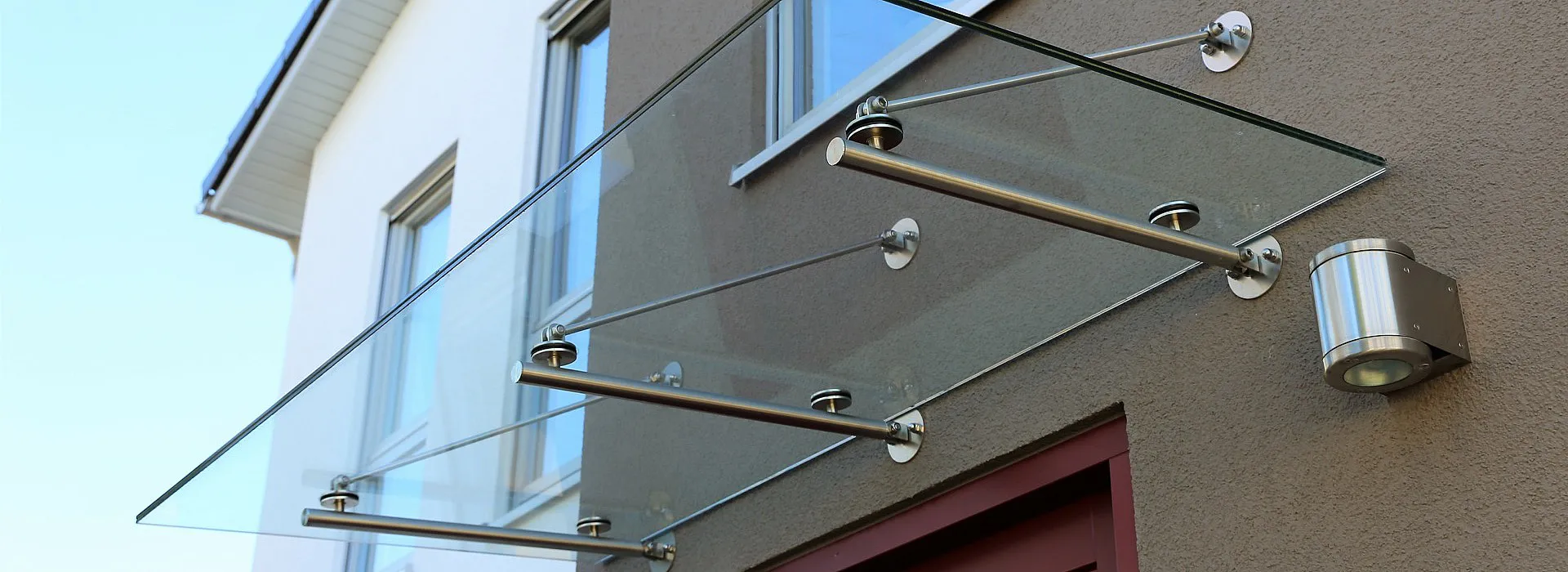 Glasvordach, Haustürvordach mit Rohrträgern aus Stahl