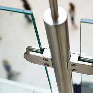 Geländer aus Glas mit Metallgestell