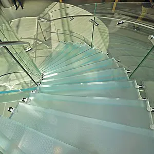 Treppe mit Glasstufen, Glasgeländer und Metallhandlauf