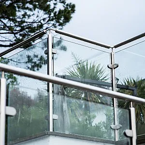 Balkongeländer aus Glas mit Metallgestell, Untersicht