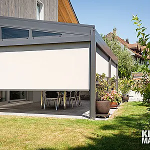 Terrassendach, Glasdachsystem mit Aluminiumkonstruktion und Senkrechtbeschattung, Farben: grau, beige, Modell: STOBAG GP4100-PS 8000-VM720