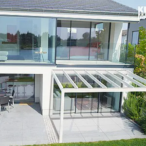 Terrassendach, Allwetterdach, formschönes und filigranes Glasdachsystem, auf das Wesentliche reduziert, in weiß, Modell: KLAIBER NYON GP3100